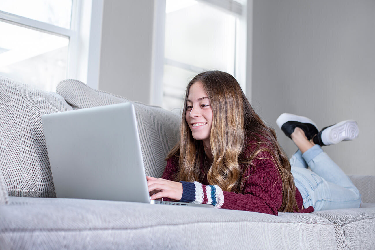 Une élève de lycée travaille ses exercices de mathématiques